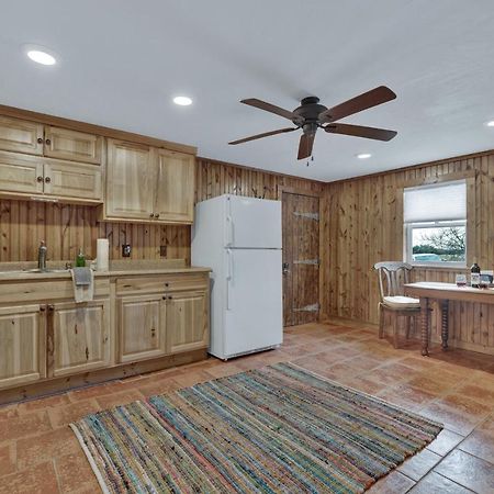 Ohana Ranch Cabin - 12 Minutes To Historic Main St Фредеріксбург Екстер'єр фото