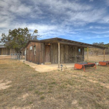 Ohana Ranch Cabin - 12 Minutes To Historic Main St Фредеріксбург Екстер'єр фото